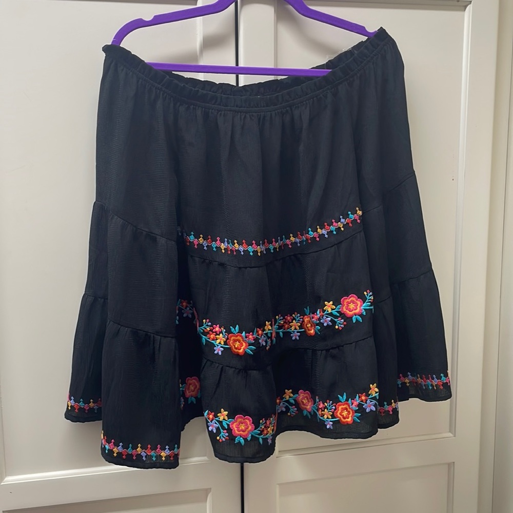 NWT Savanna Jane medium off the shoulder embroidered blouse